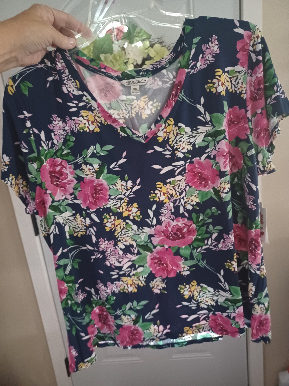 The Pioneer Woman Navy V-Neck Floral Tee with Pink Roses XXL